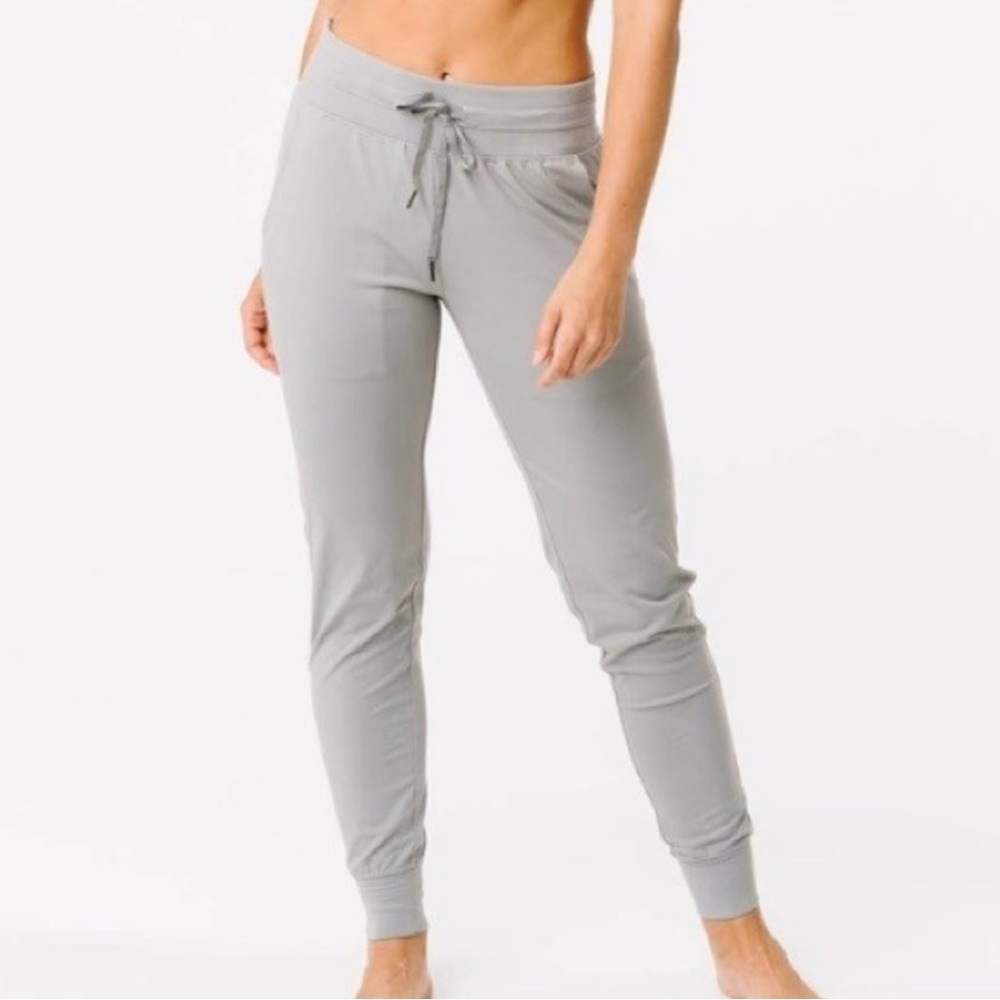 Zyia Ascend Joggers Gray Active Pants Athleisure Workout Tapered Women’s Medium